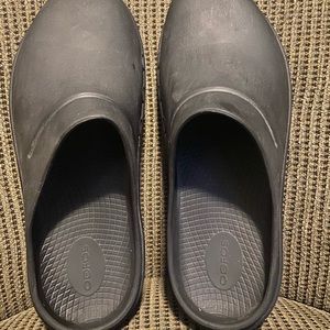 OOFOS mens slip ons